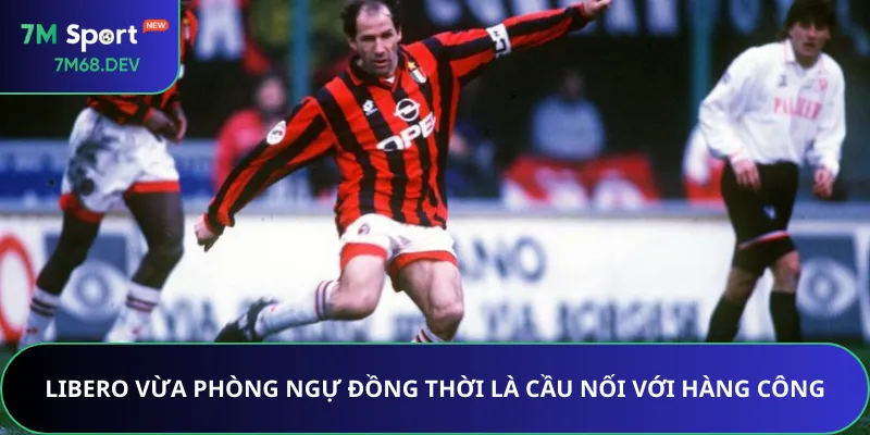 Libero vừa phòng ngự đồng thời là cầu nối với hàng công